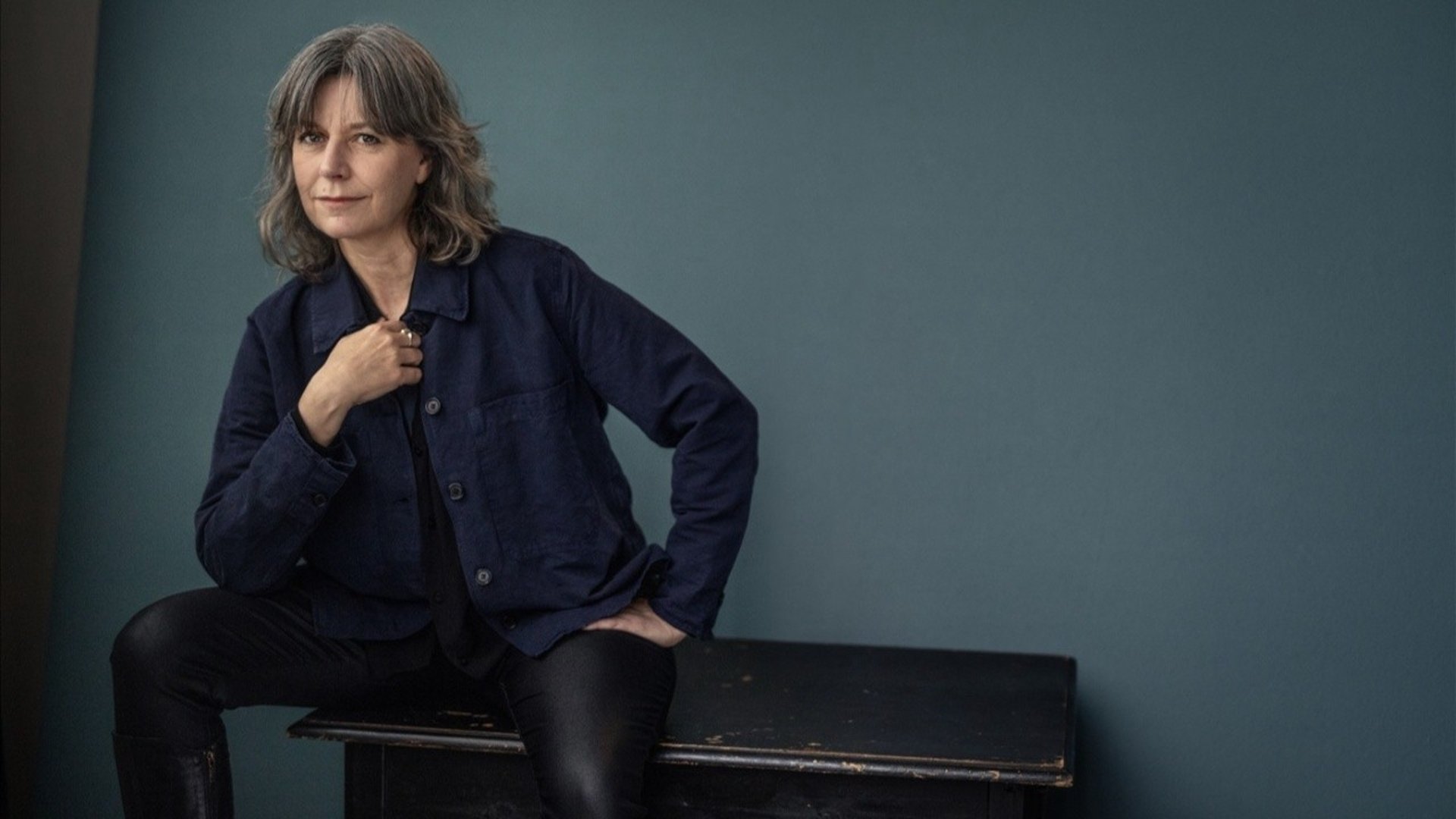 En kvinna som sitter ned. 