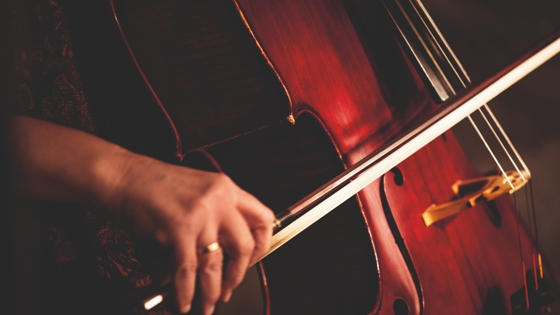 Spelar cello