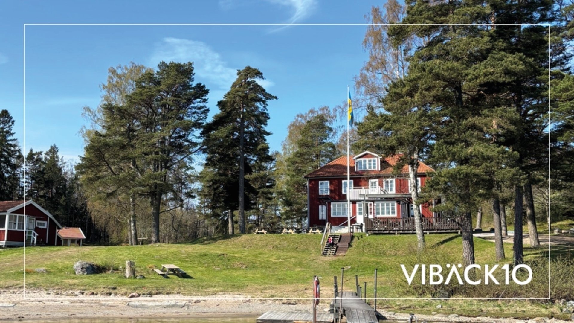 Den 1 maj öppnar vi upp för lunch och café varje dag hela sommaren. Kom och njut av dagen ute på skärgårdsparadiset Vibäck10. Vi har bakat bullar och kakor och laddat med nya smaskiga glassar.
