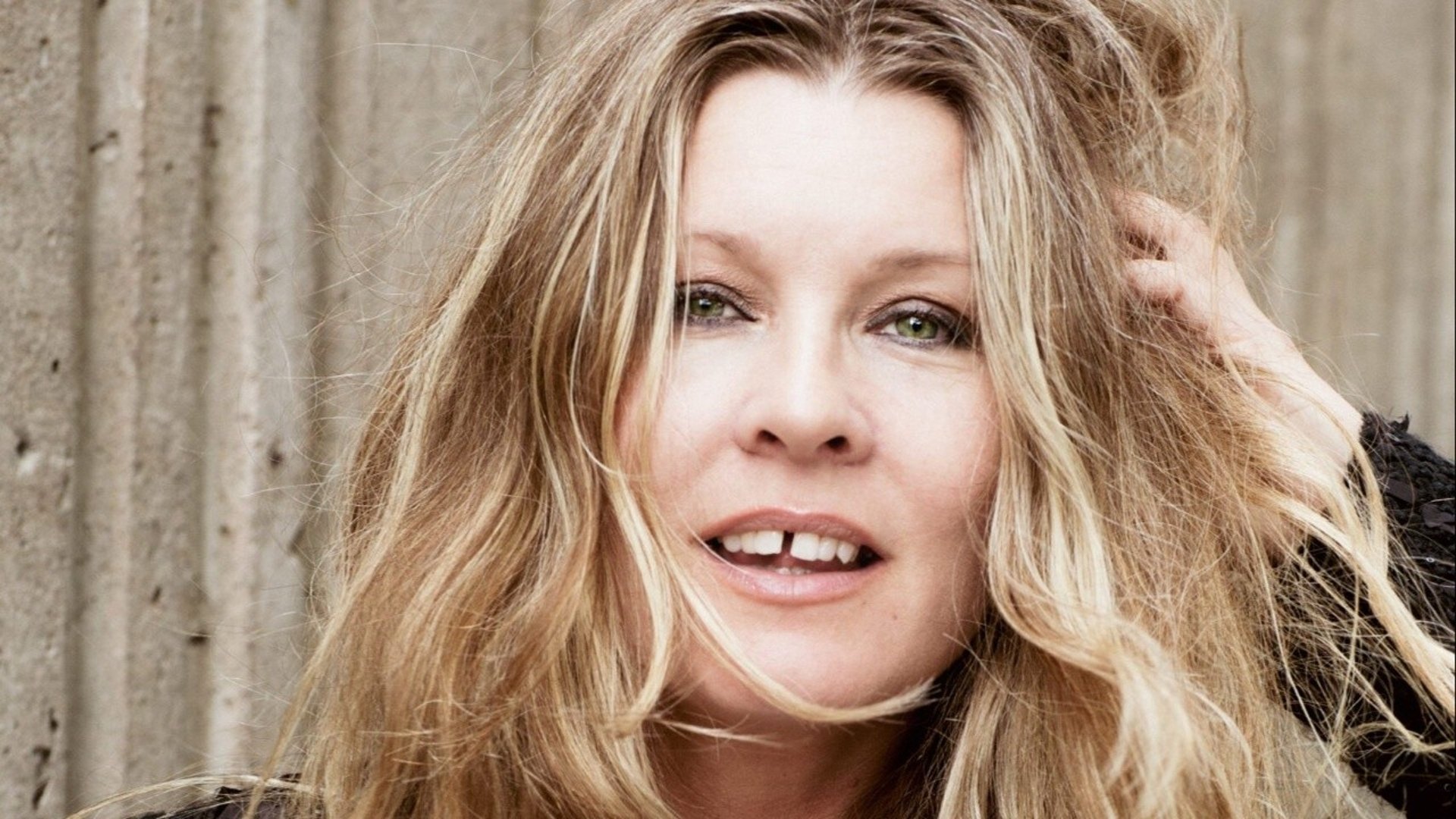 Kvinna ler in i kameran