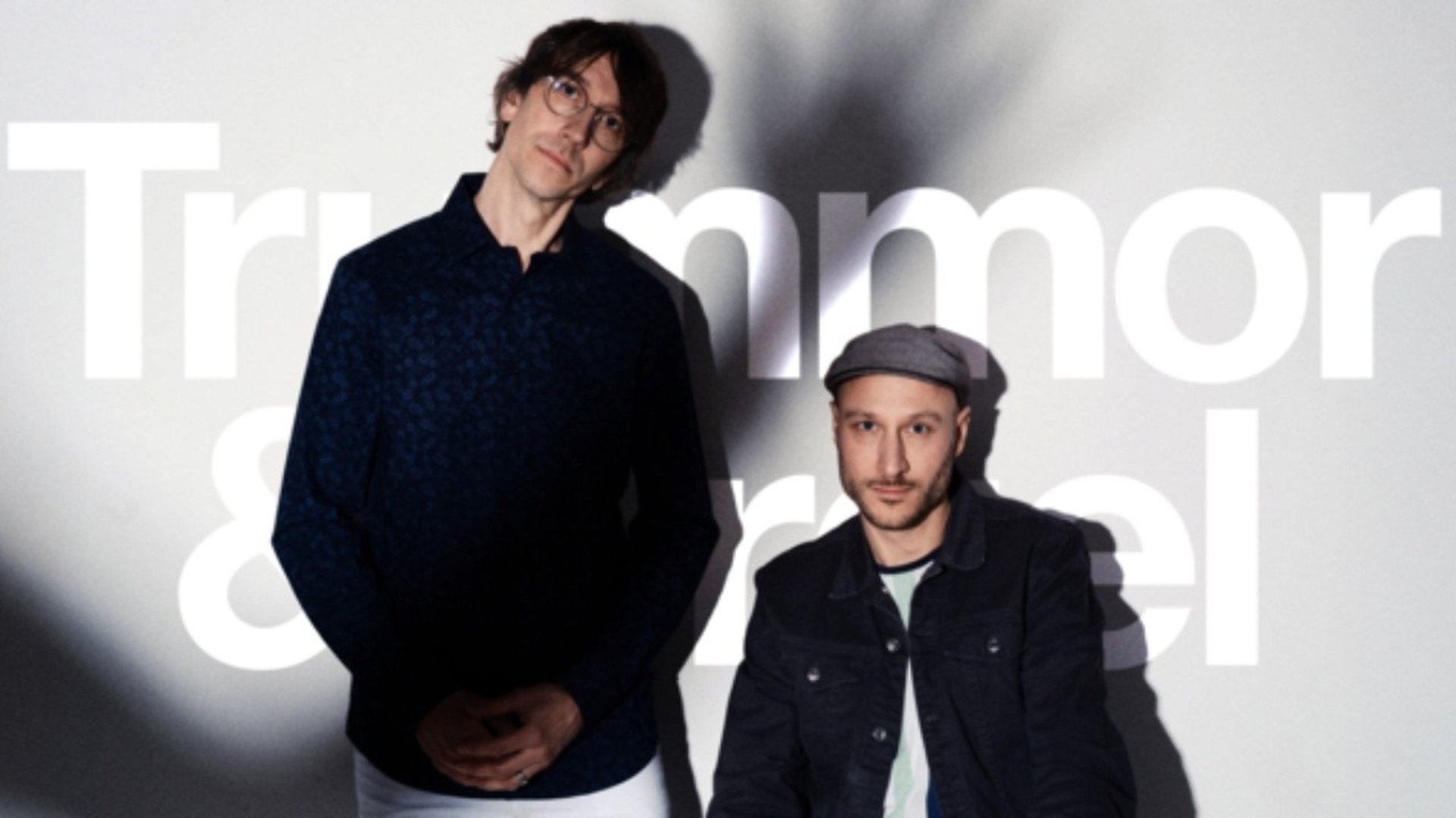 Två män ser in i kameran