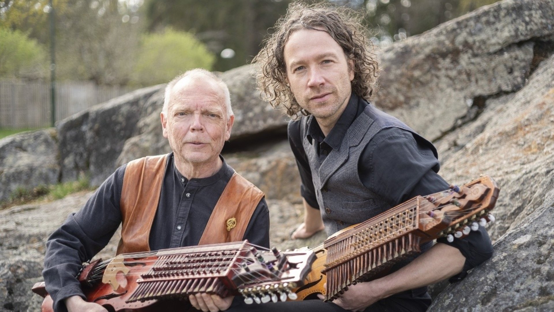 Nyckelharpisterna Erik Rydvall och Torbjörn Näslund.