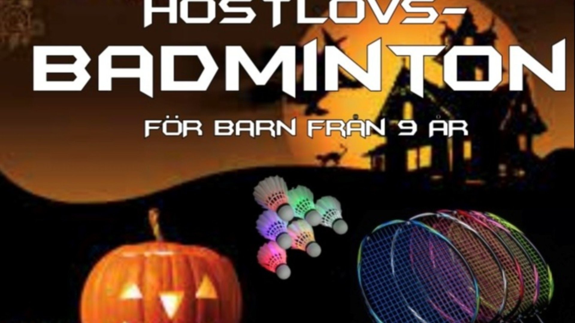 Halloween inspirerad miljö med pumpor, badmintonbollar och badmintonrack