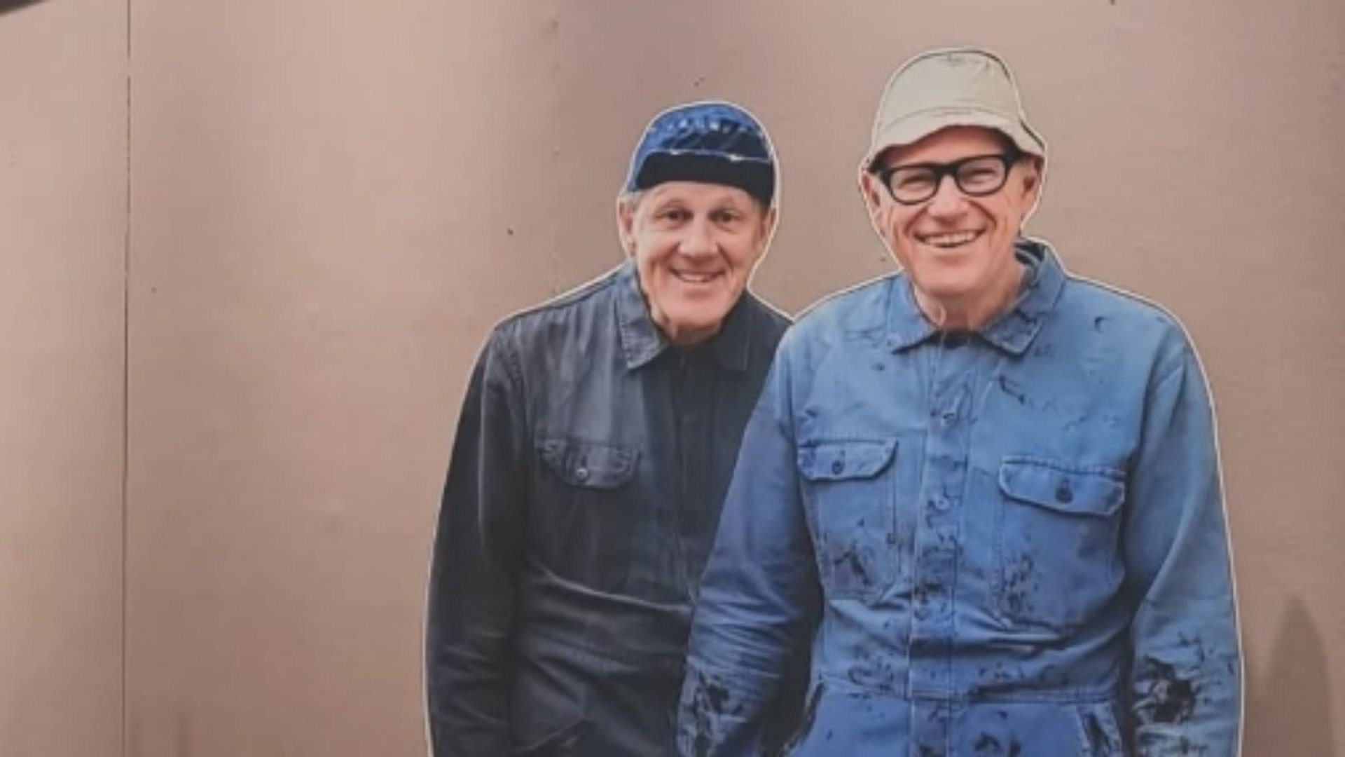 Bild på Roy och Roger i sina blå arbetsställ.