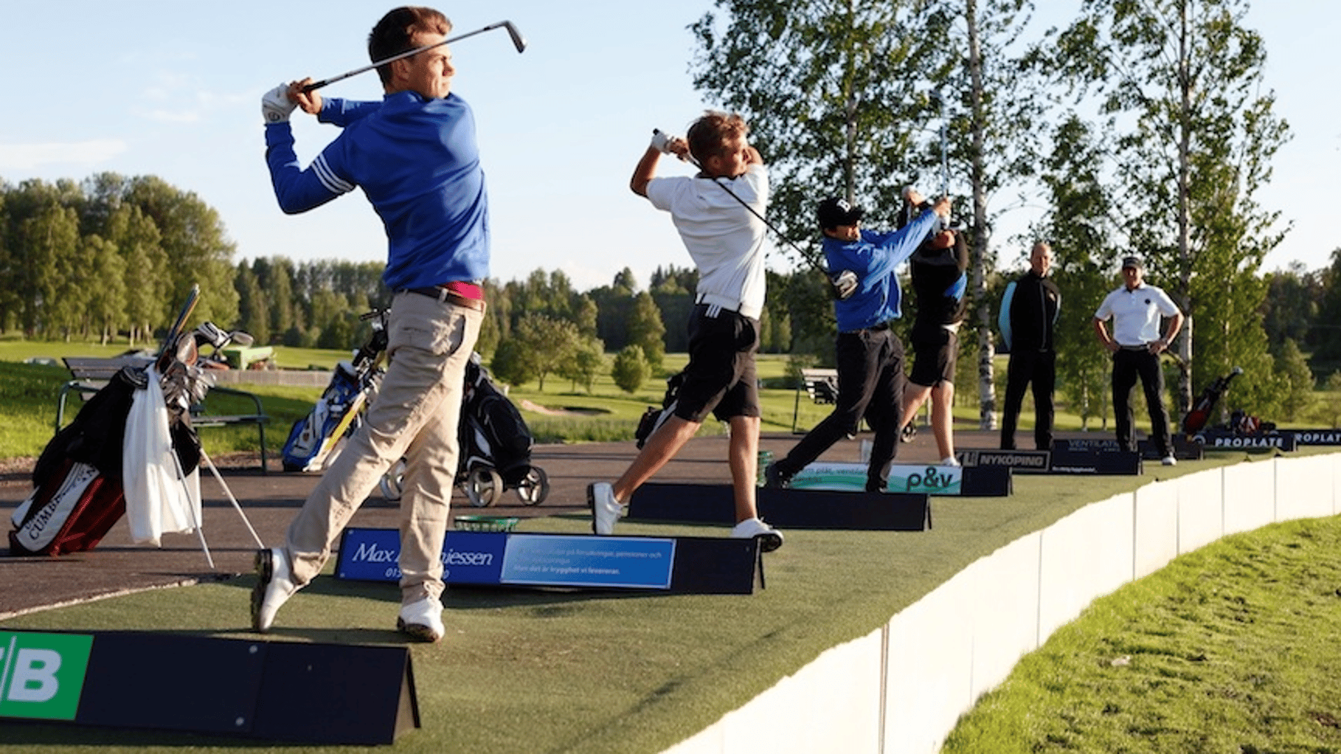 Folk som slår på drivingrange 
