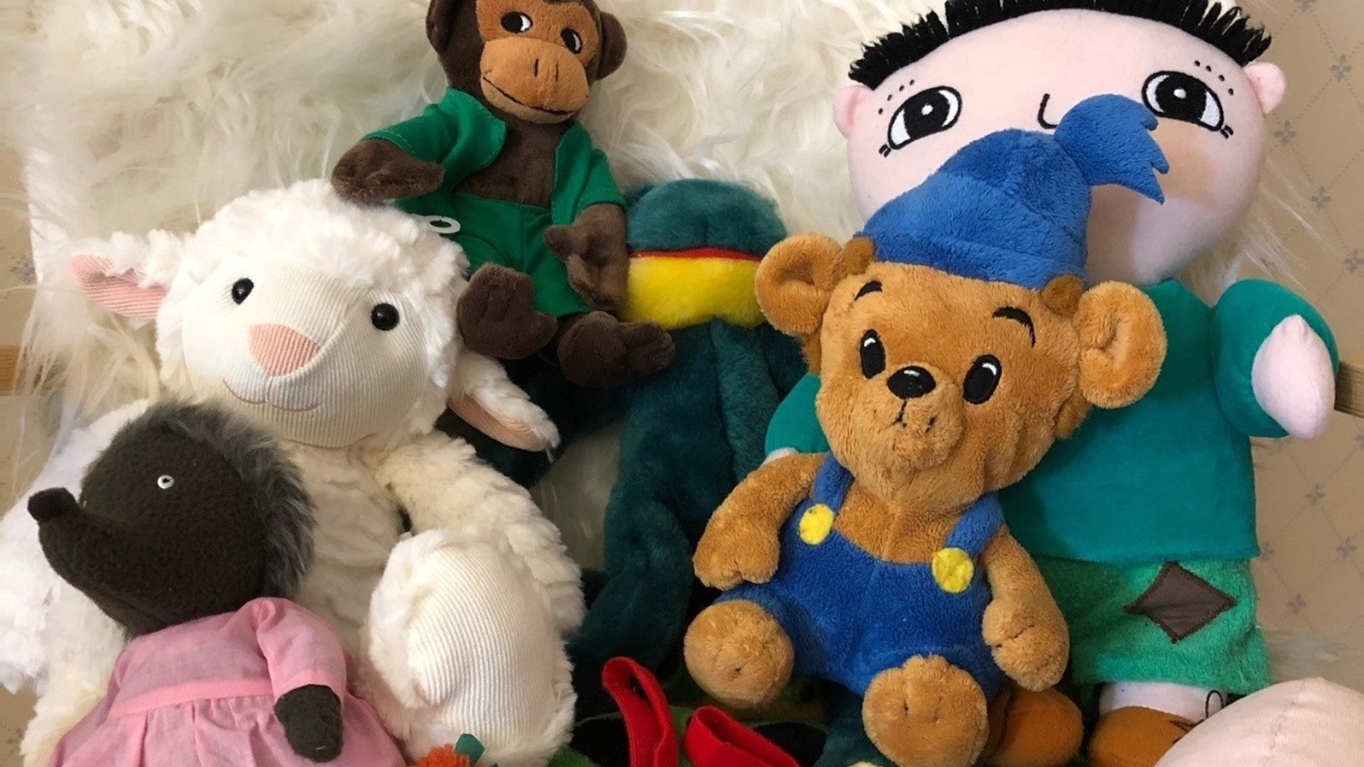 En massa sagofigurer, som Bamse, Fåret Shaun, Alfons Åberg m fl.