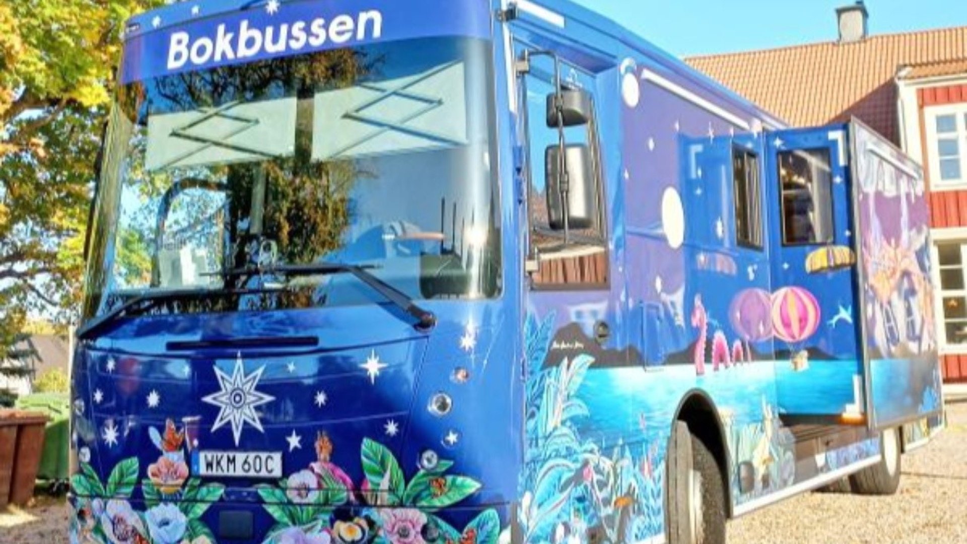 Nyköpings bokbuss. Den är mörkblå med fantasirika teckningar på.