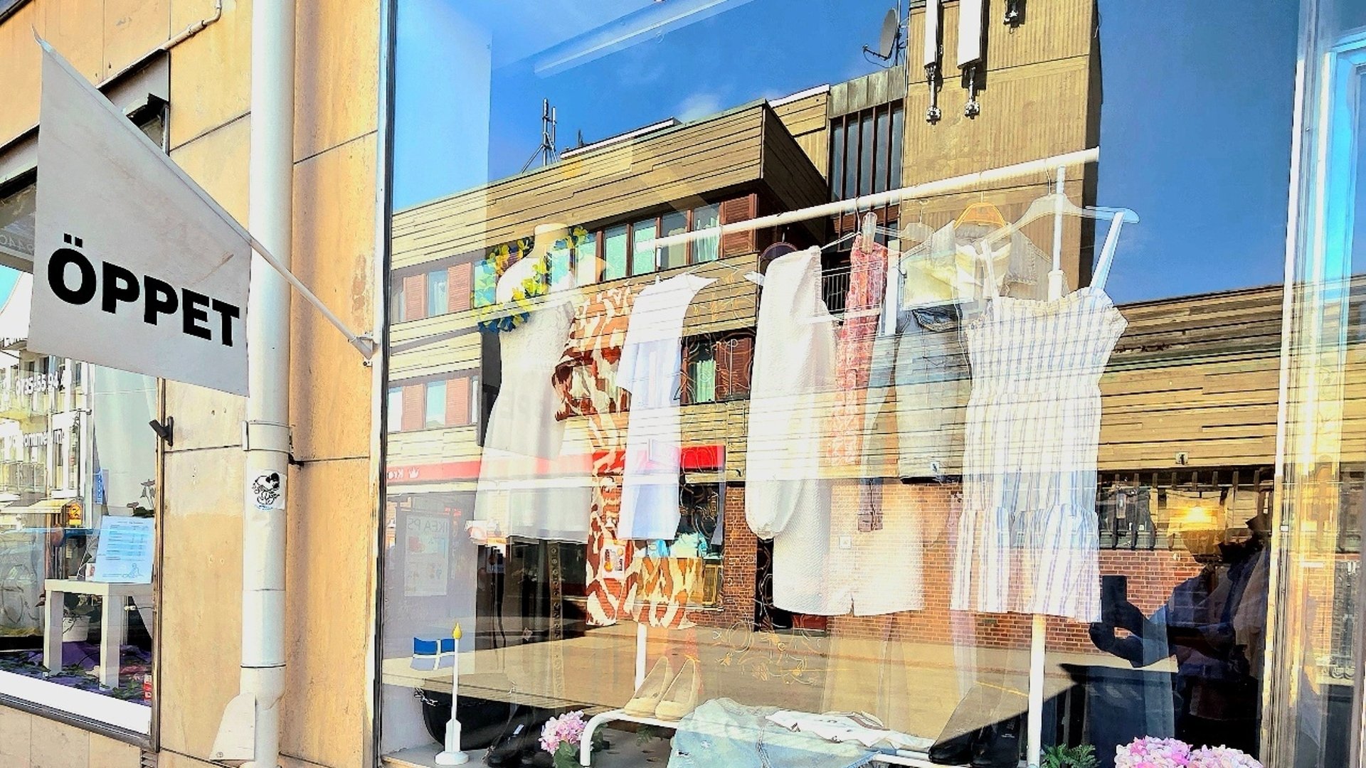 Bild på ett skyltfönster med kläder