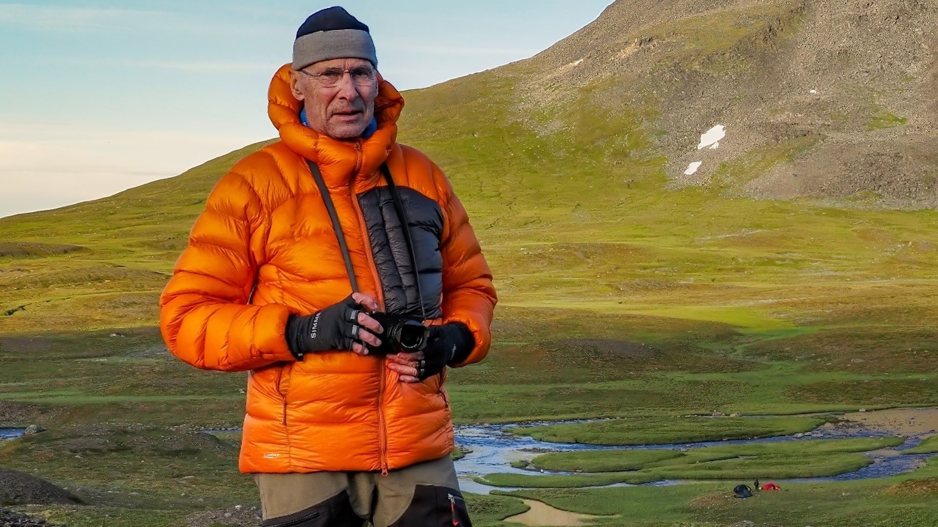 Fotografen Claes Grundsten framför storslaget fjällandskap
