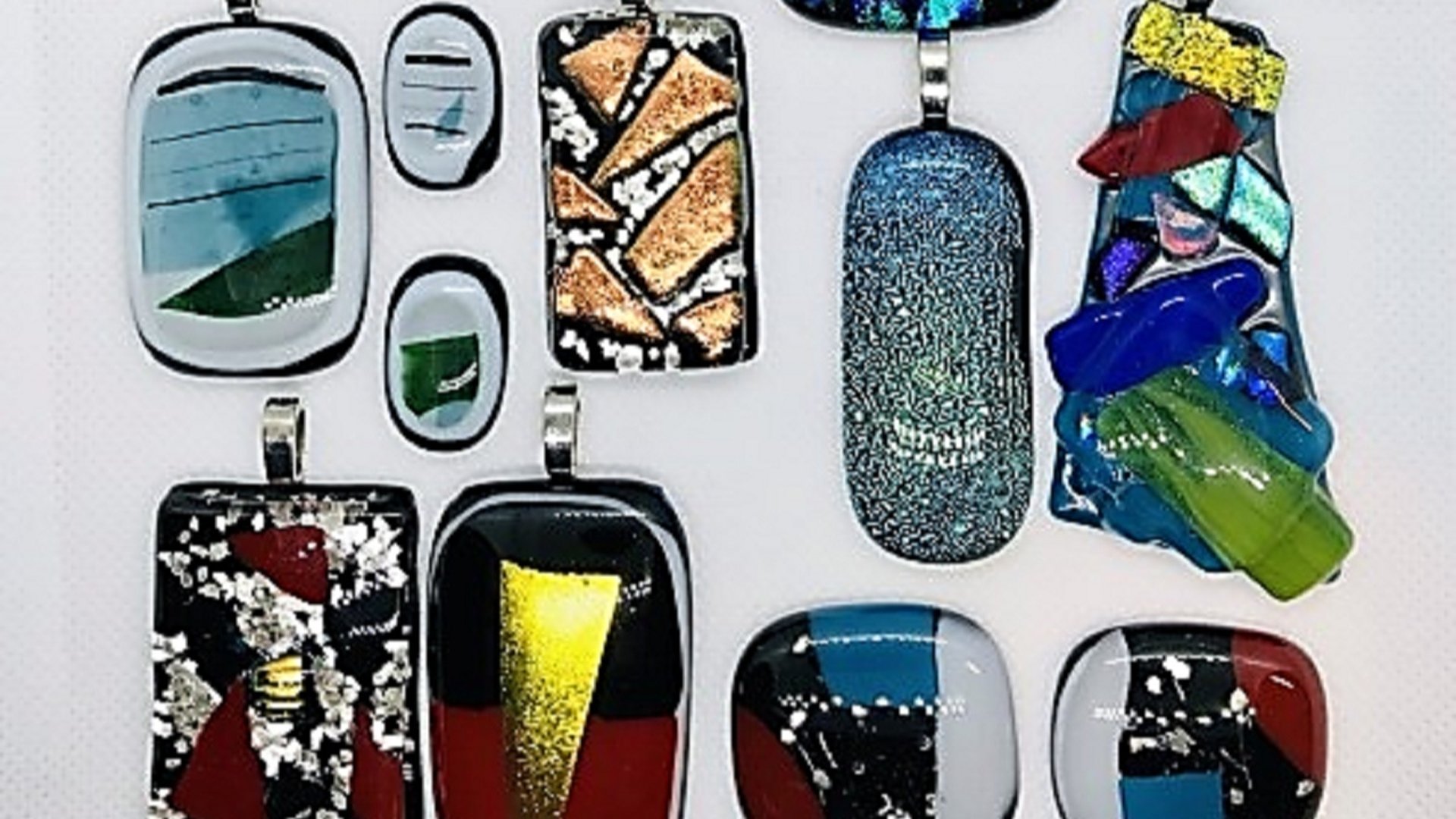 Du skapar glittrande smycken i glas genom glasfusing