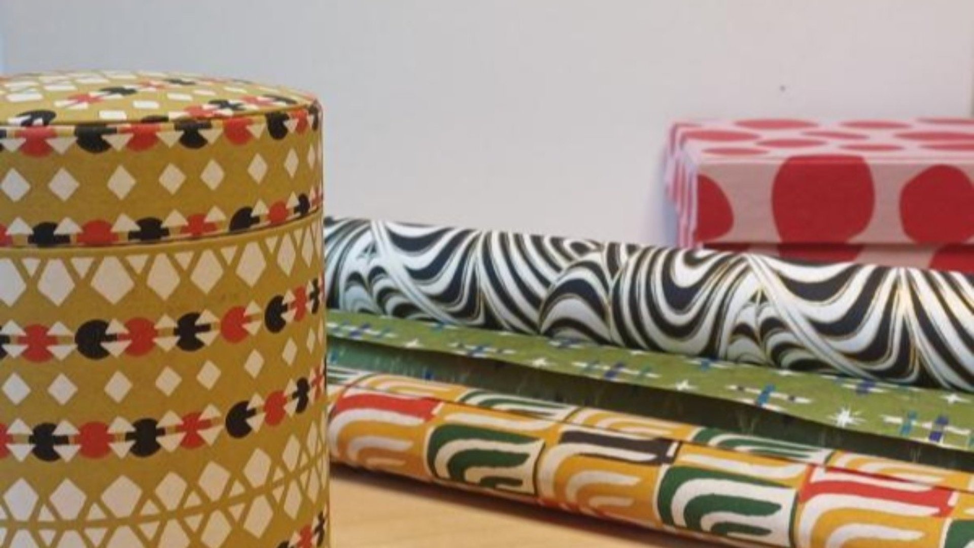 En låda med vackert mönster. I bakgrunden material som man gör lådor med.