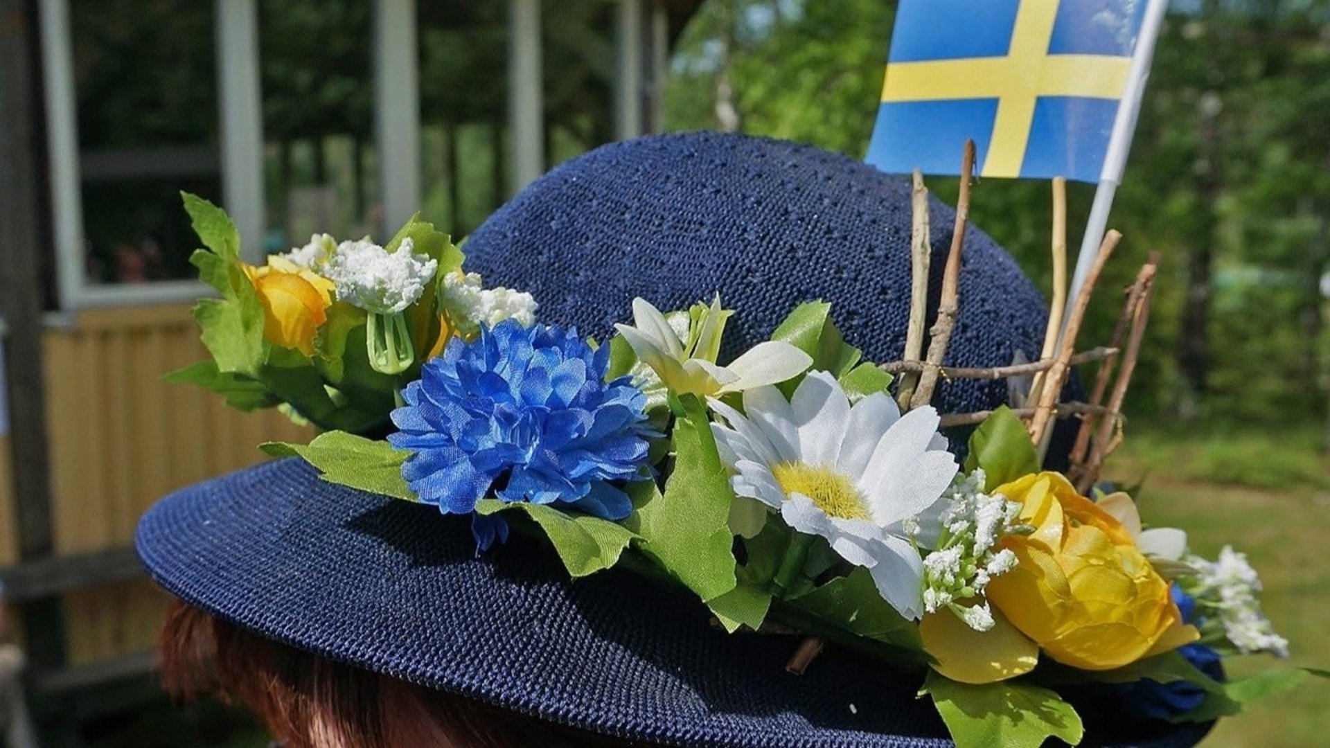 En hatt med blommor
