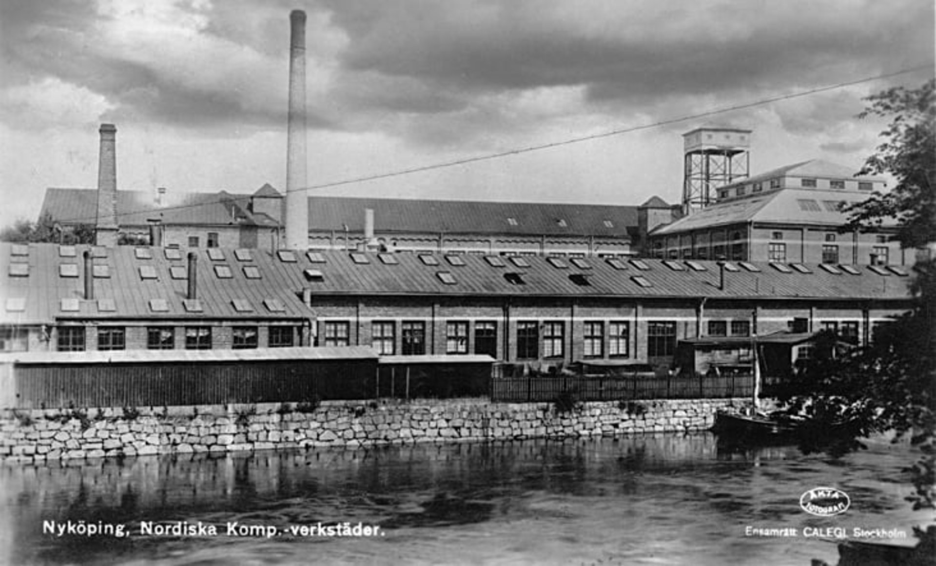 Gamla bild på NK-verkstäder vid Nyköpingsån