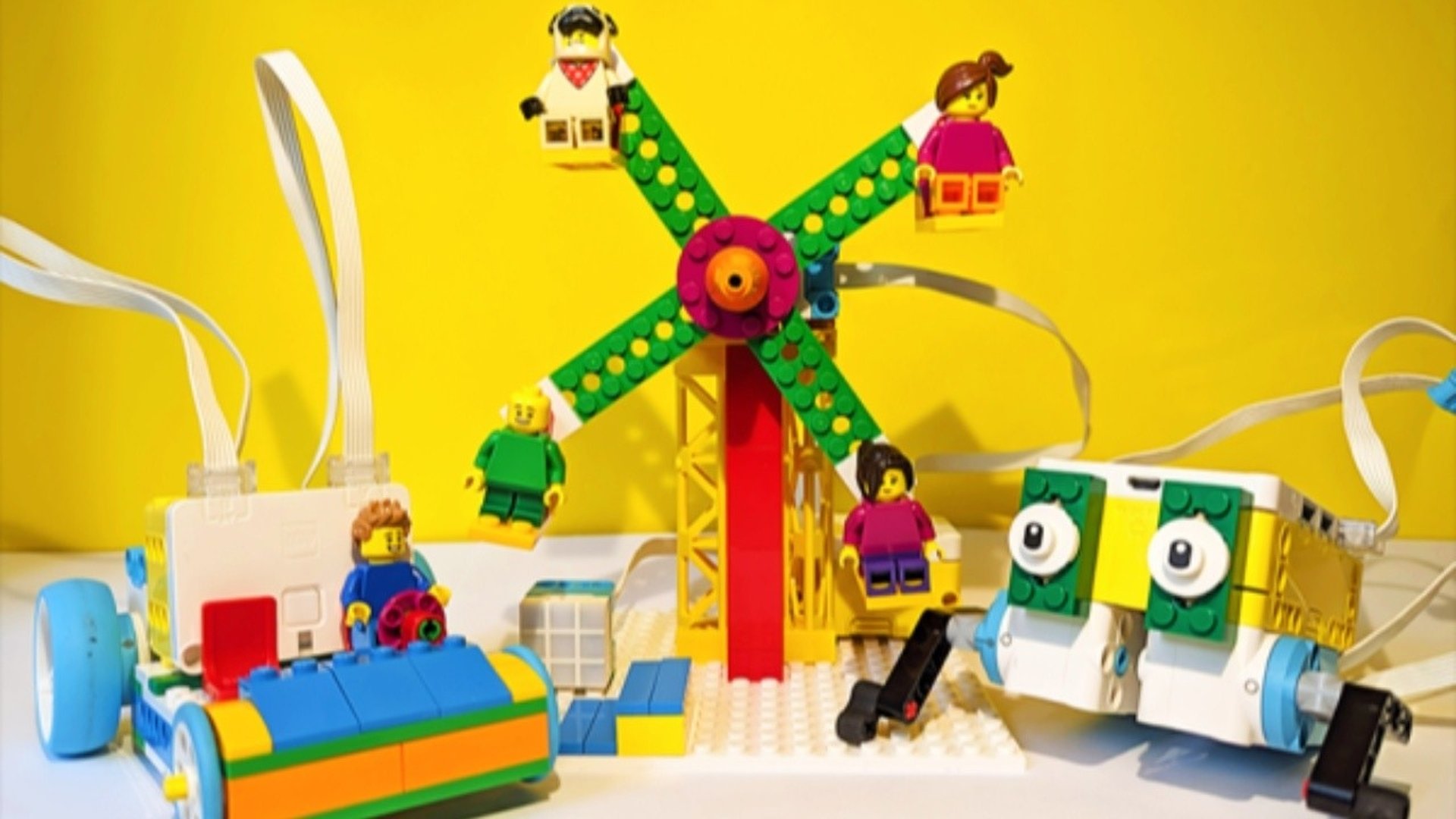 Flera bilar och byggnader byggda i lego.