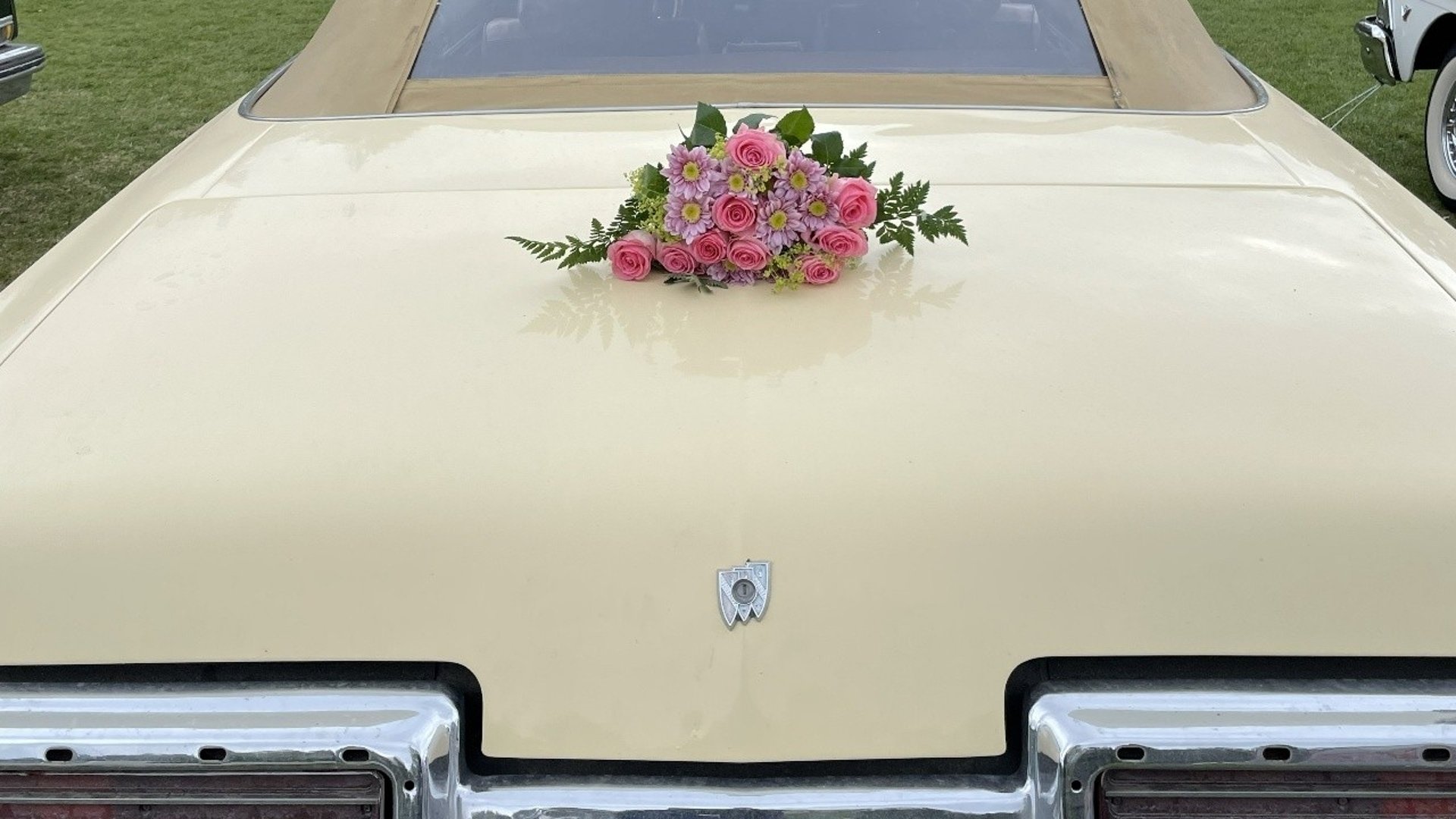 Brudbukett på veteranbil