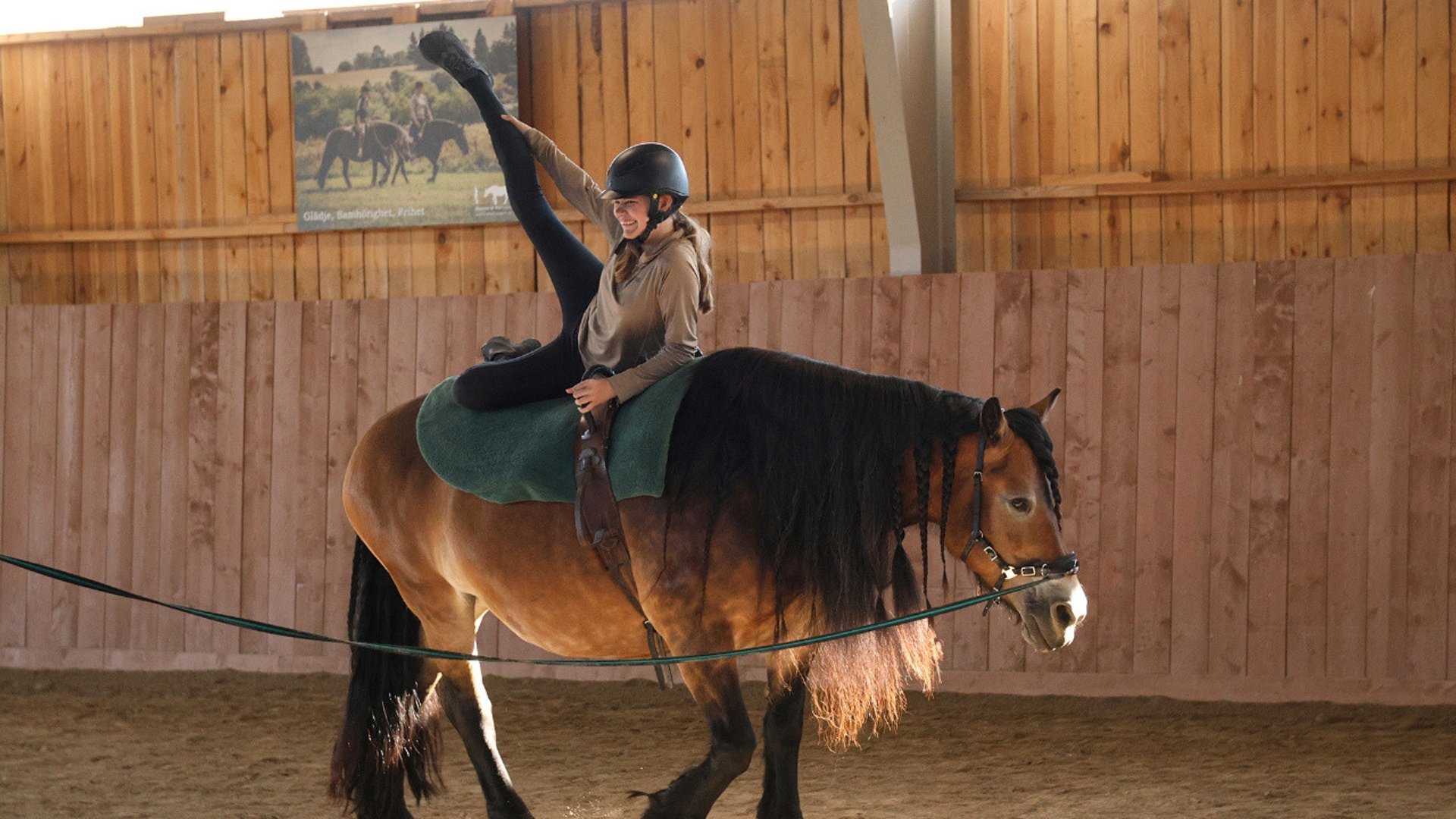 Voltigeträning, voltigedag, kul aktivitet med häst, hästälskare, ridhus