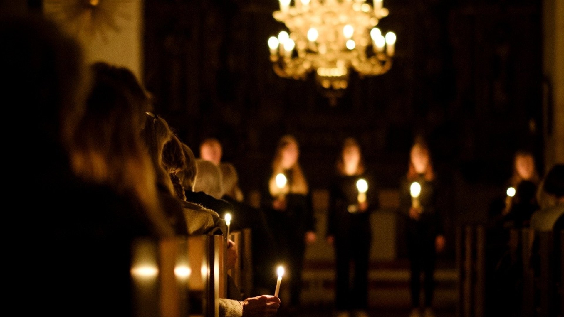 Konsert med ungdomskören Cantemus i nedsläckt Alla Helgona kyrka i stearinljuset sken. Foto Ulf Tjärnström