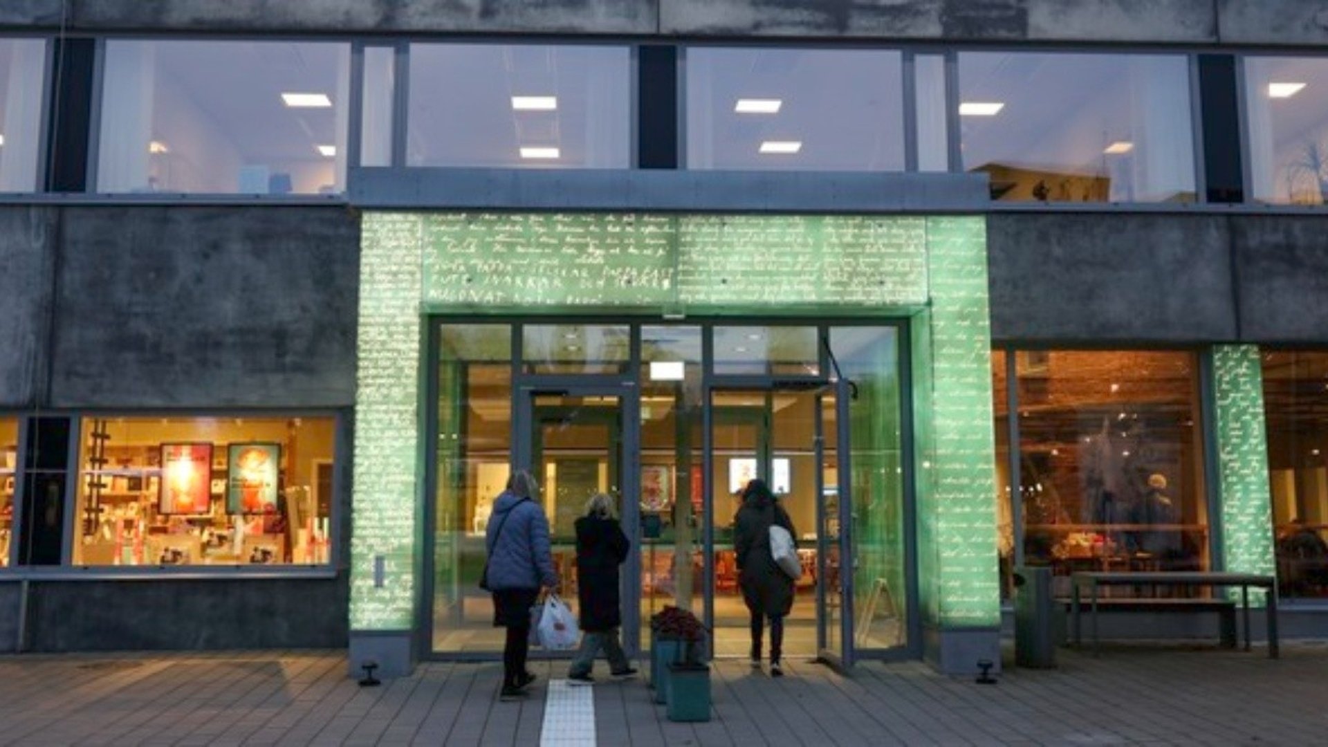 Museets entré i kvällsljus