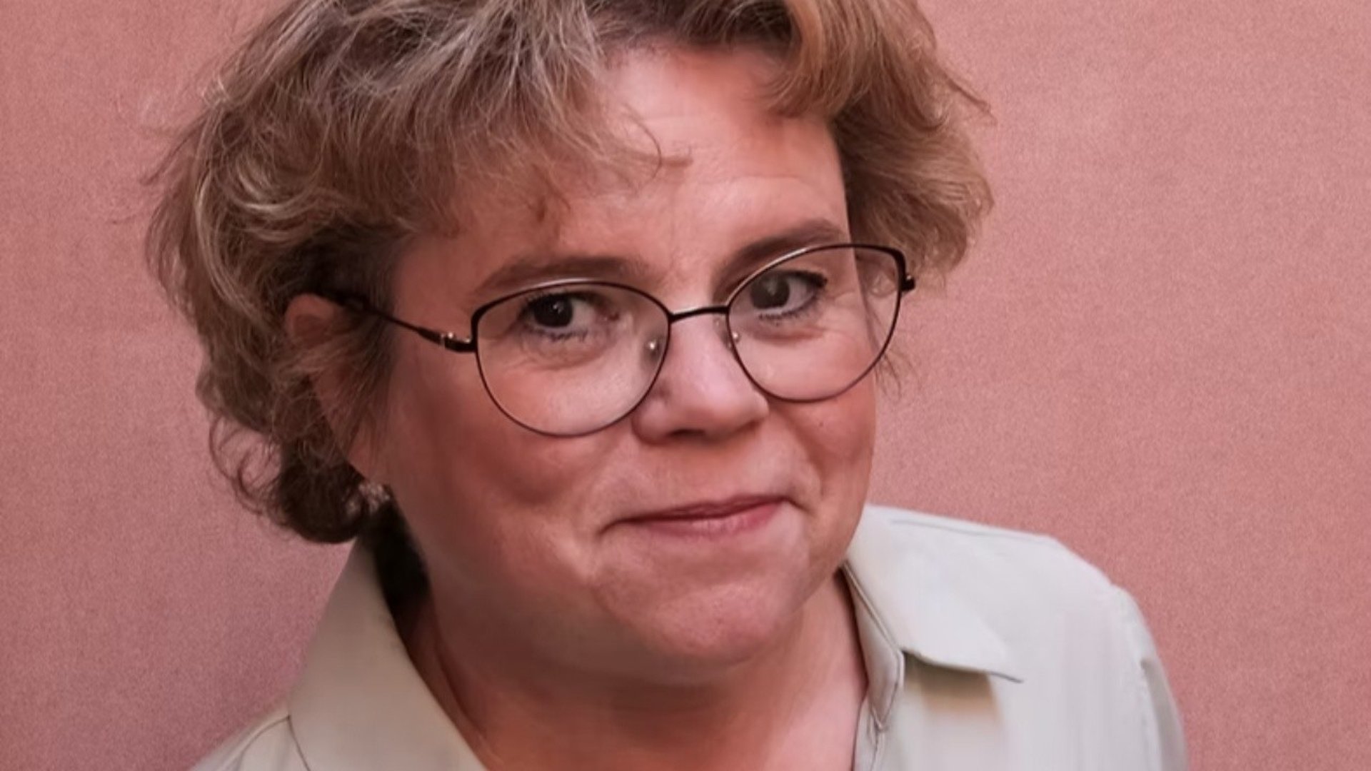 Medelålders Maria Wolrath med glasögon