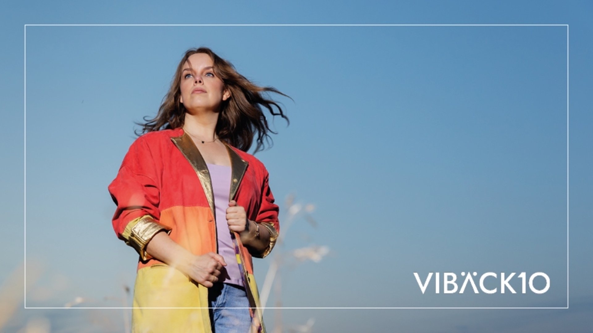 Frida Braxell har gjort sig känd för sina berättande och målande texter, direkt tagna ur vardagen. Med en klar syn på livet och glimten i ögat tacklar hon både svåra och lättsamma ämnen i sin musik. I vår är hon aktuell med de första singlarna från sitt fjärde album. Som alltid står berättelserna och texterna i fokus. Men den här gången är de, mer än någonsin, inramade av popiga och medryckande arrangemang.
”På många sätt är det som ett debutalbum. Visst har jag släppt musik tidigare men aldrig något som låter i närheten av så bra som det här.” - säger Frida om kommande albumet.
”Jag tror att det är just berättelserna i texterna som gör att musiken passar så bra oavsett hur stor scenen eller bandet är. Jag tycker att det är roligt och älskar omväxlingen!” - säger Frida