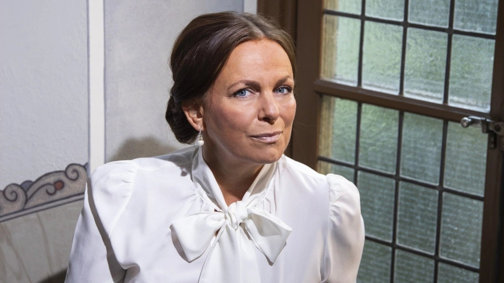 En kvinna som sitter