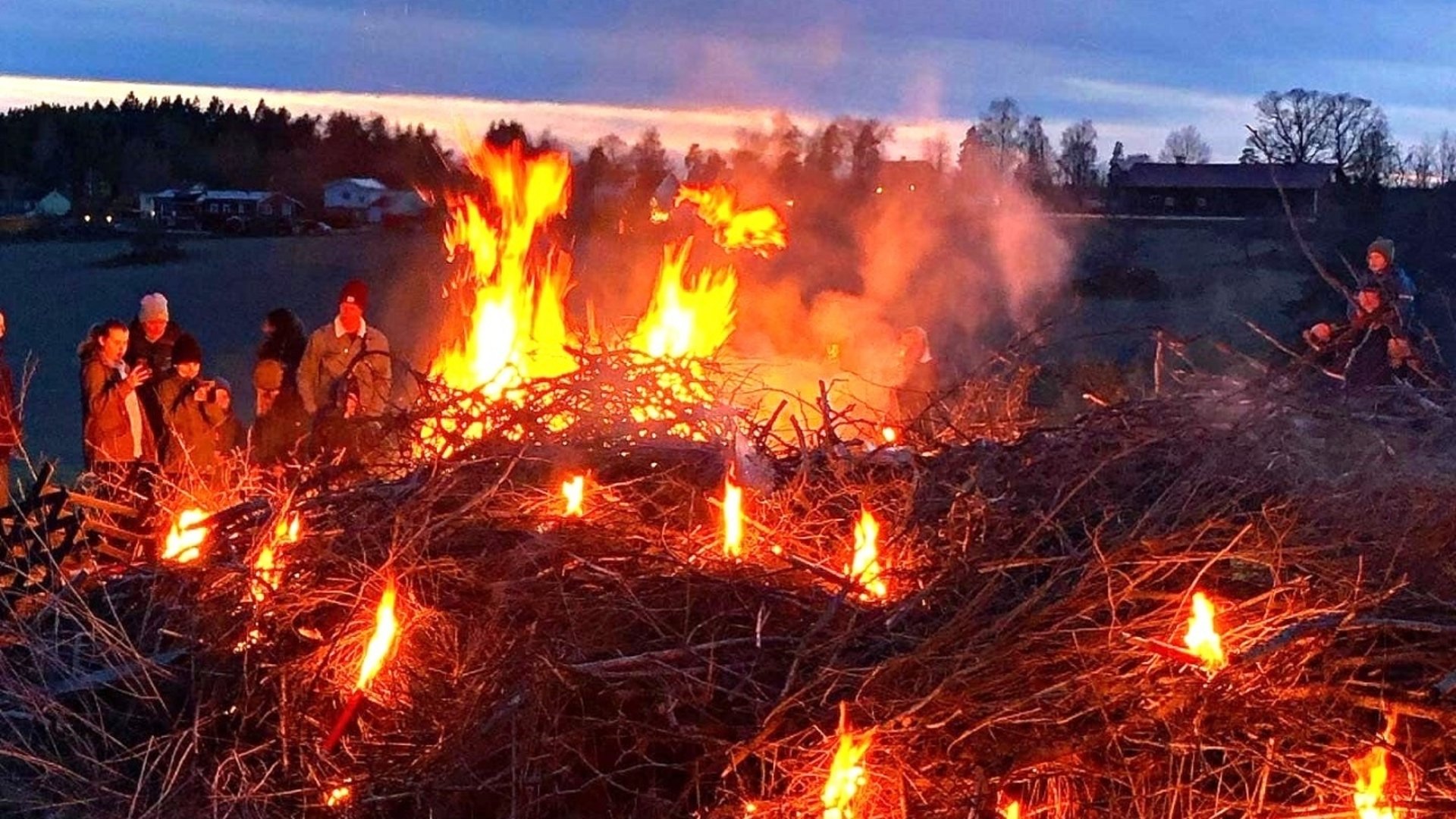 Valborgsmässoelden på Alby gård i Runtuna