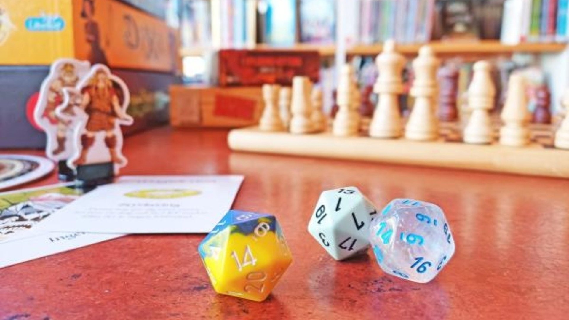 En massa spel och spelpjäser på ett bord.