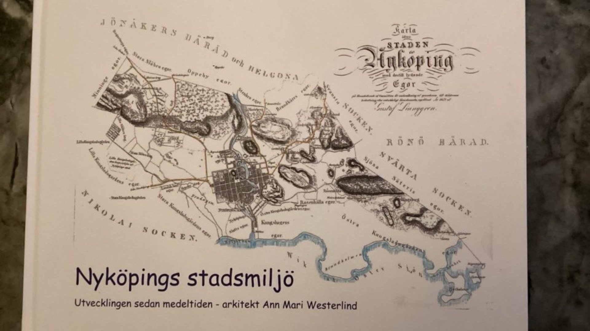 Berättarlördag i Stadsvakten om Nyköpings stadsmiljö - utveckling sedan medeltiden. Berättas av arkitekt Ann Mari Westerling. Det finns också möjlighet att köpa boken och få den signerad.