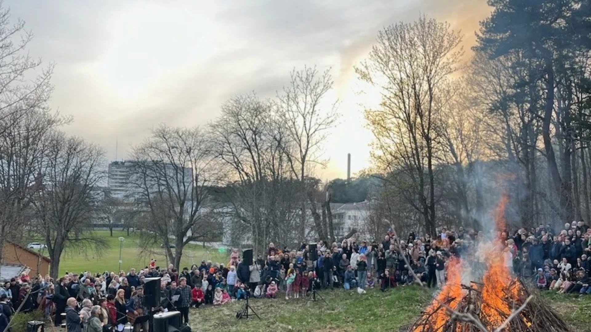 En bild från Fåfängans valborgsfirande 2024 föreställande människor runt valborgselden