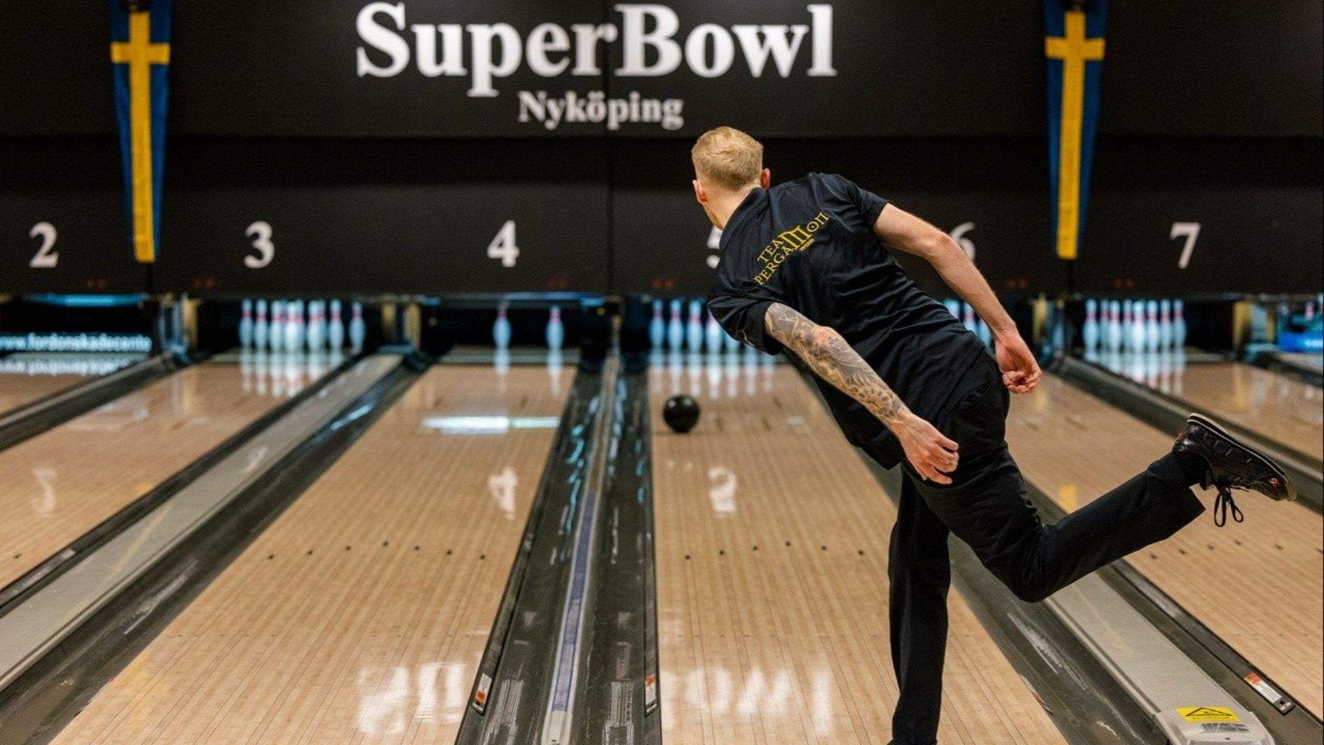 En man som spelar bowling.
