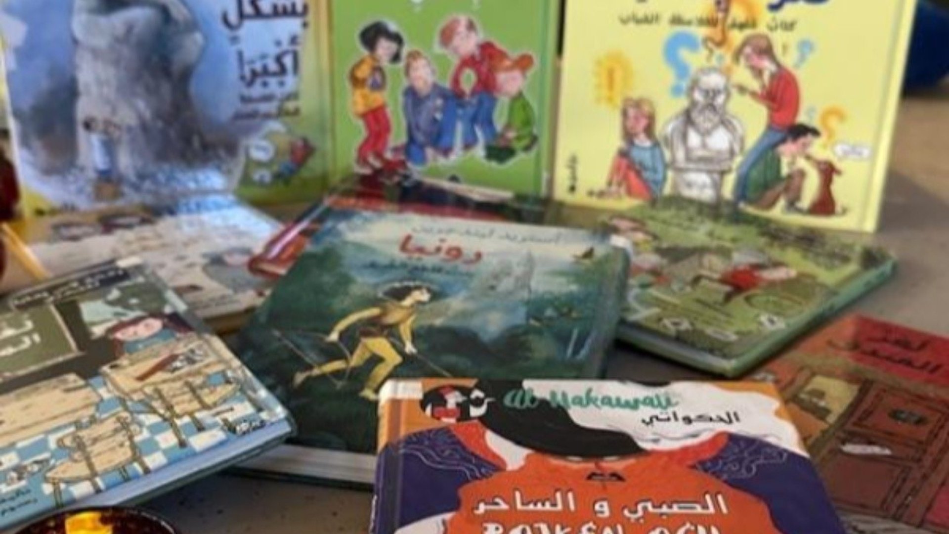 En massa klassiska barnböcker på arabiska.