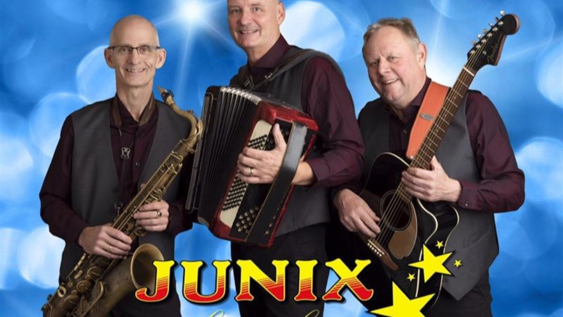bandet Junix står bredvid varandra mot en blå bakgrund. De håller i saxofon, dragspel och gitarr. Bandnamnet Junix syns längst ned i bilden.