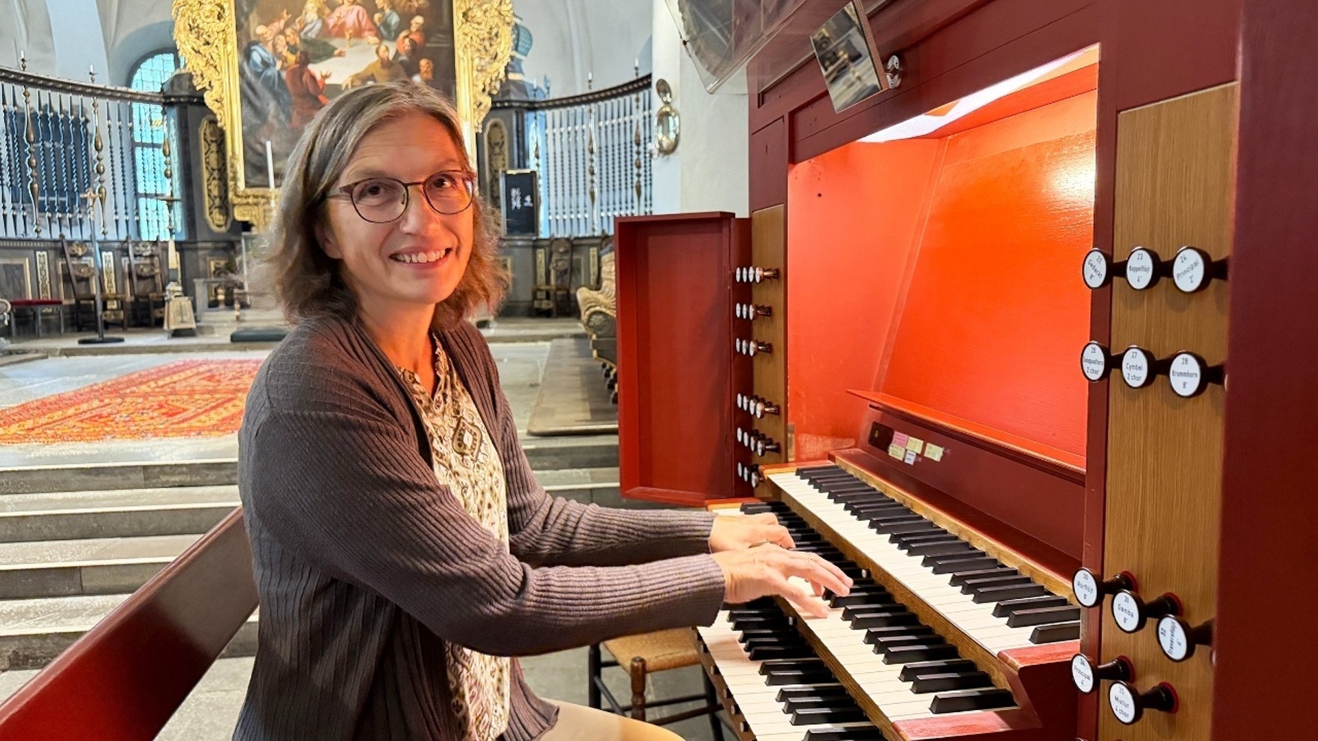 Organist Inger Dalene vid kyrkorgeln i S:t Nicolai kyrka.