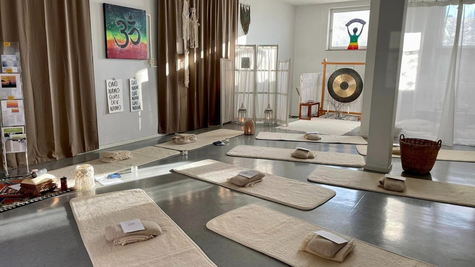 Bild på yogastudio med mattor utlagda.