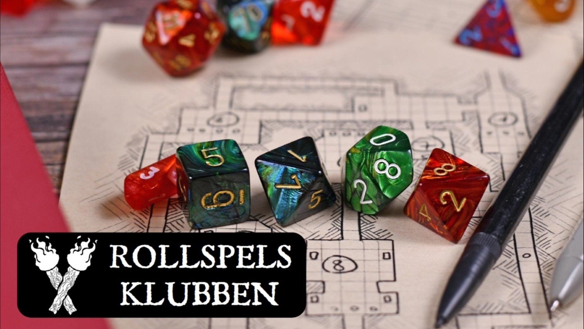 Rollspelstärningar och en penna ligger på en karta.