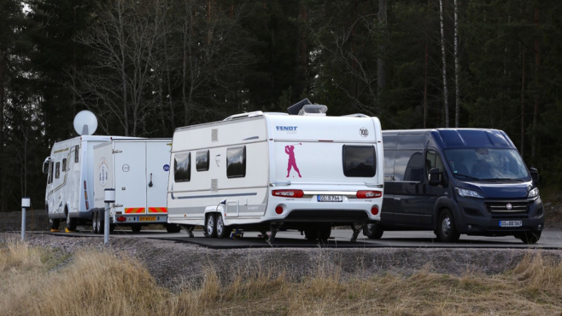 Husbilar och bilar på en ställplats