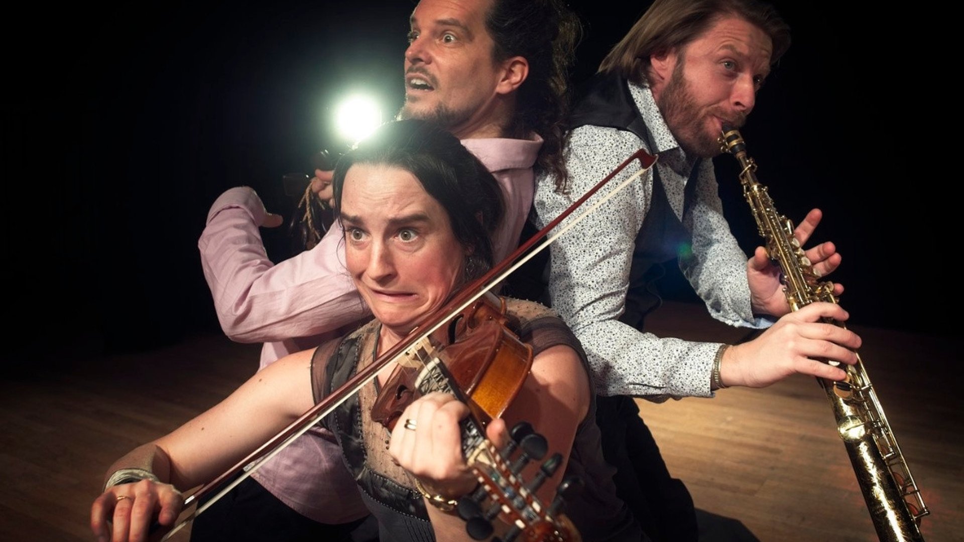 Föreställningen “Världen ljuder” med sagoberättare Mikael Öberg tillsammans med folkmusikerna Emma & Daniel Reid.
Innan och efter föreställningen kommer Ida Blomqvist att ha interaktiv lek tillsammans med barn i olika åldrar.