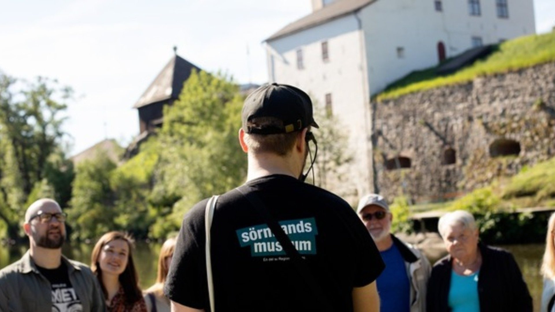 En guide håller visning 