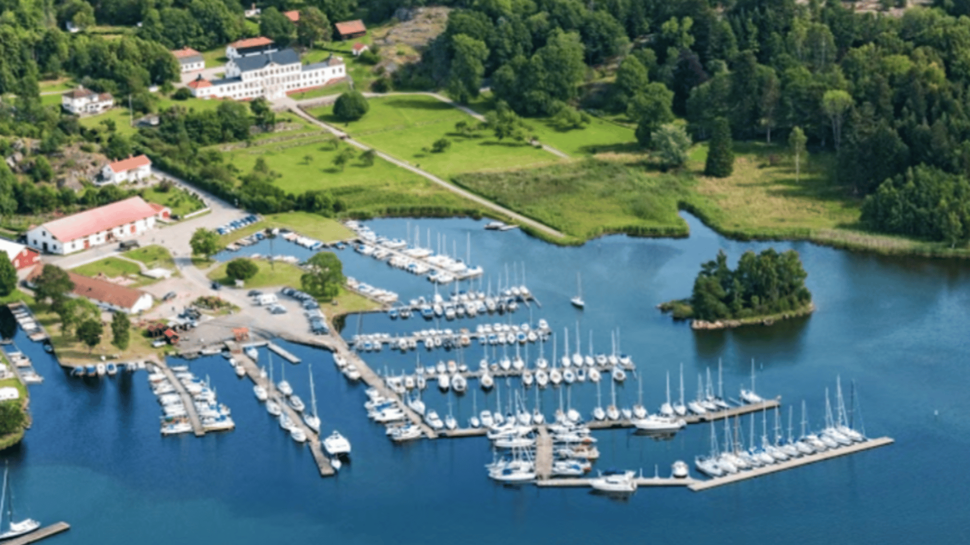 En översiktsbild på Nävekvarns hamn