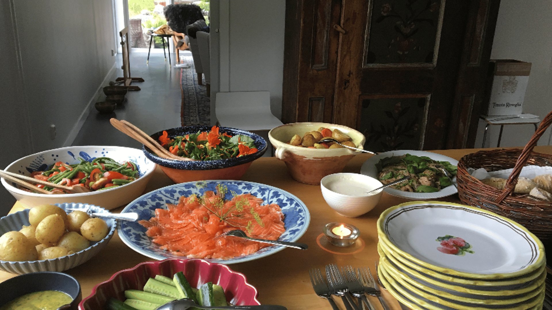 Ett dukat bord med mat