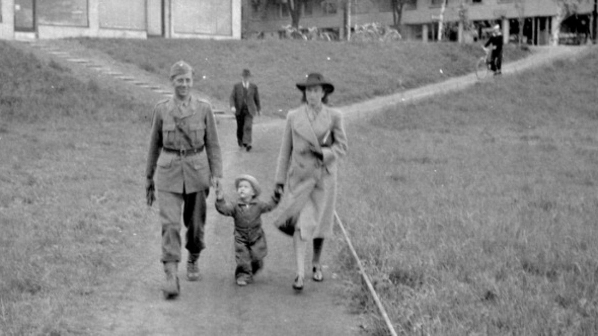 Svartvitt foto på en familj