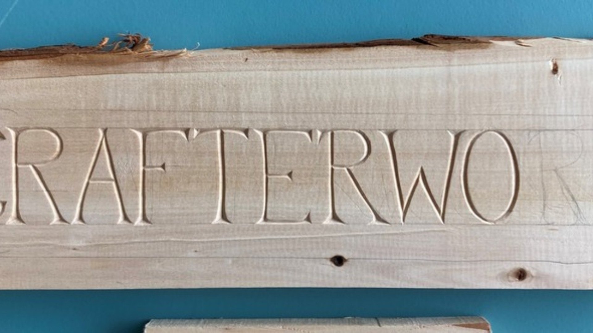 Träskylt med snidad text CRAFTERWORK