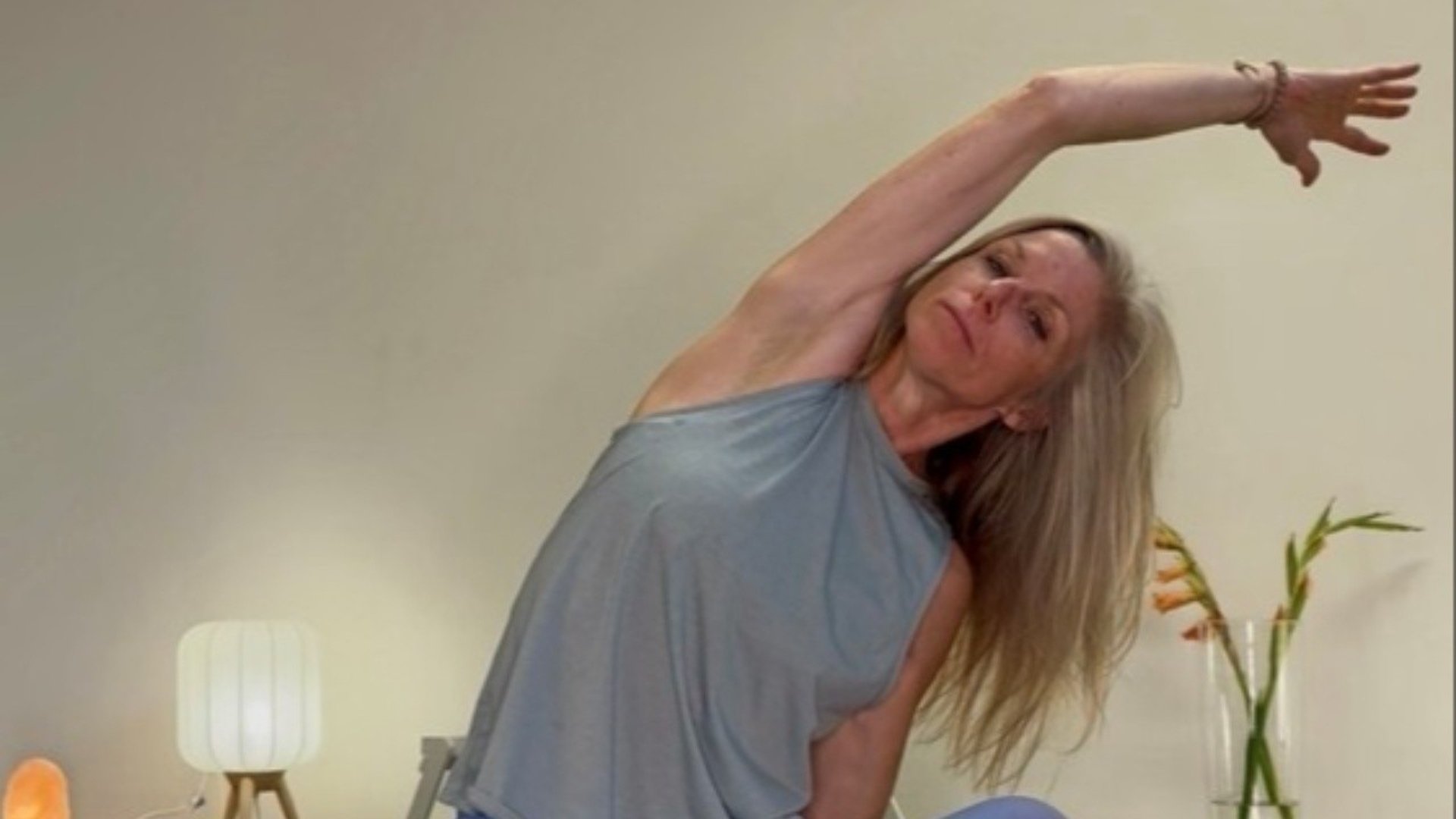 En kvinna som utför yoga