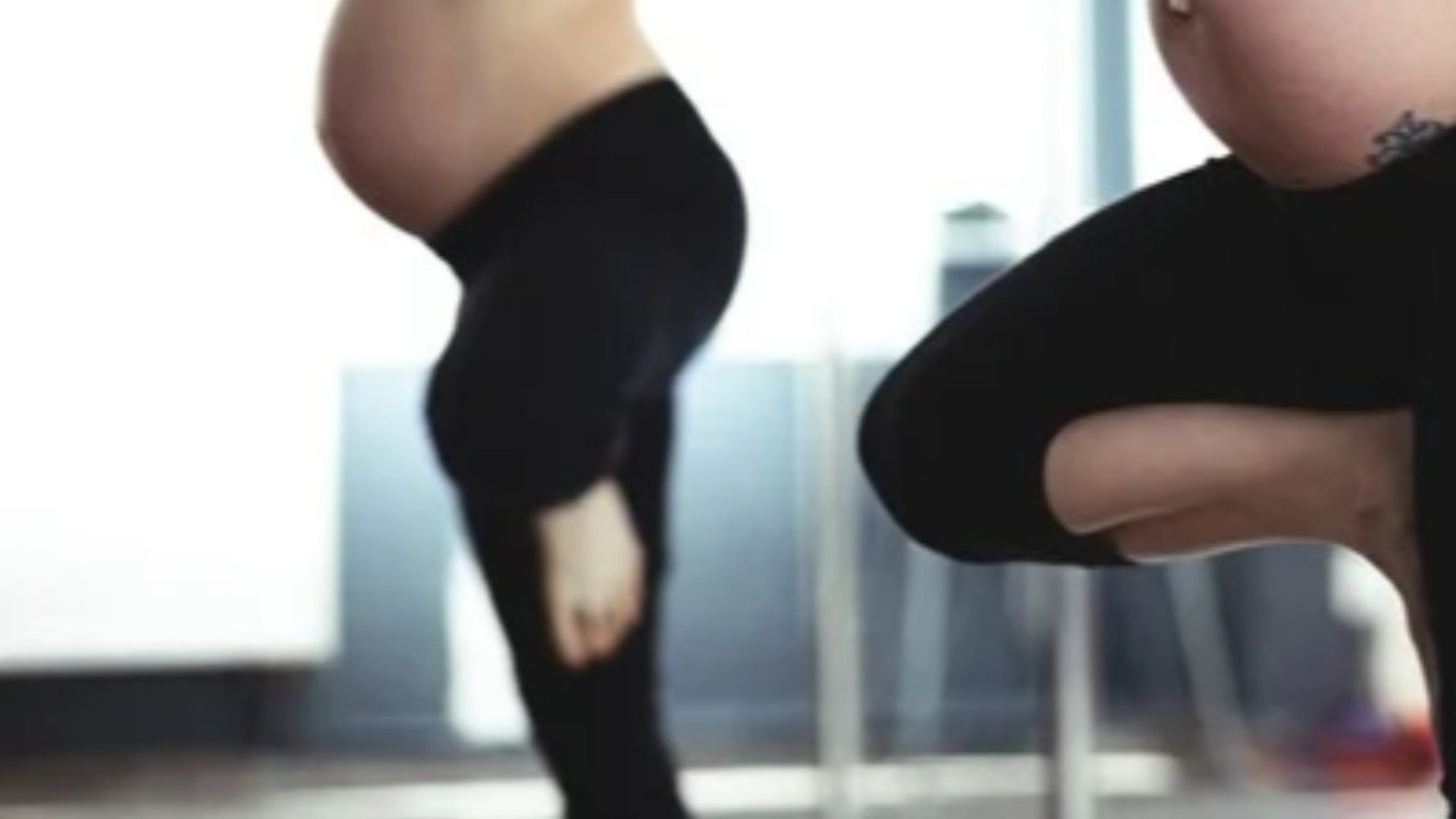 En gravidmage syns i förgrunden och samma mage syns i bakgrunden.