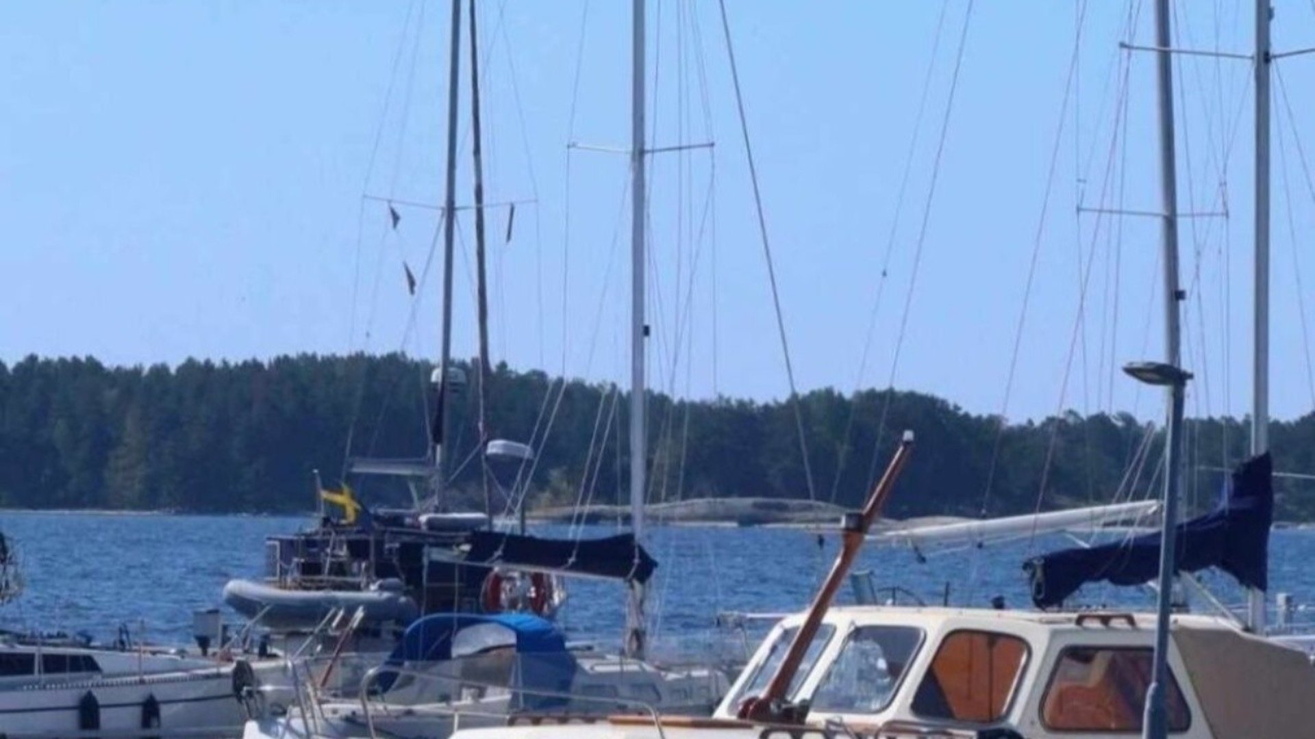 Båtar och vatten i Nävekvarns hamn.