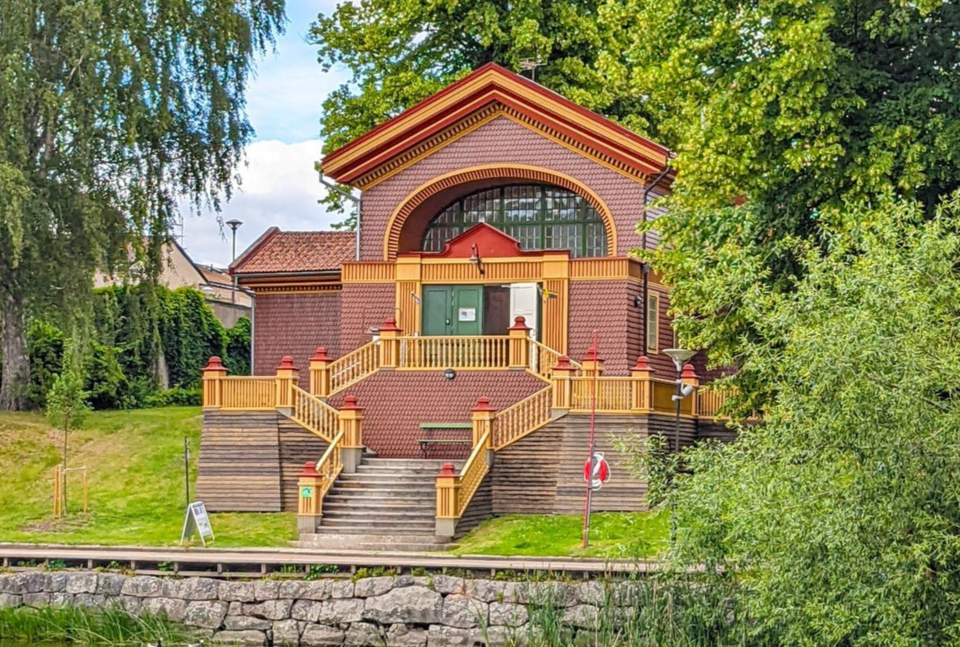Bild på en byggnad vid en å. Byggnaden heter nkvillan