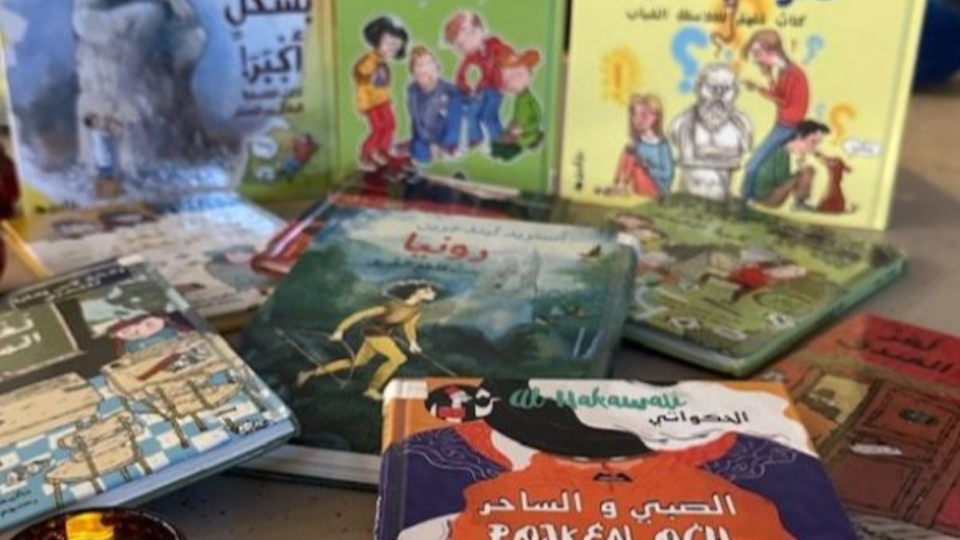 Diverse klassiska kapitelböcker för barn på arabiska.