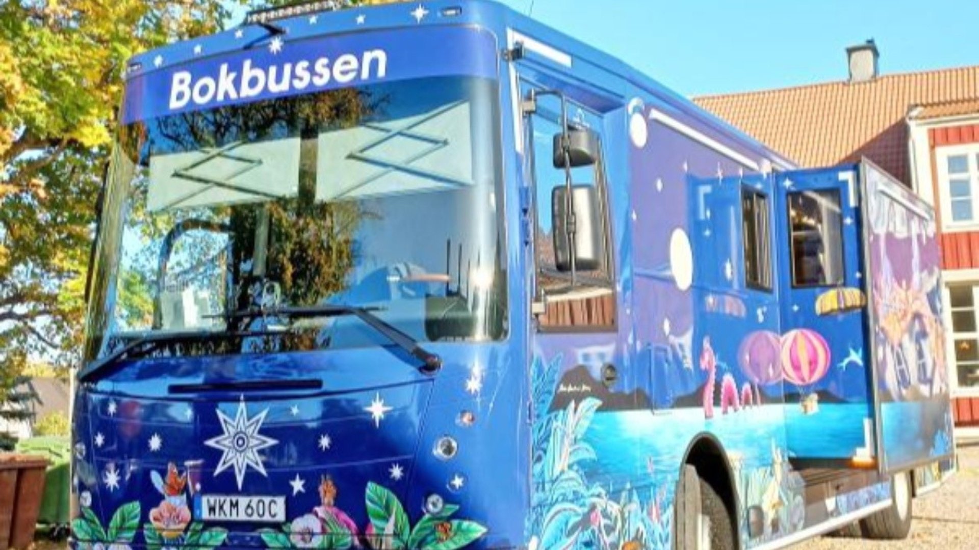 Nyköpings bokbuss. Den är mörklblå med en massa fantastirika teckningar på.