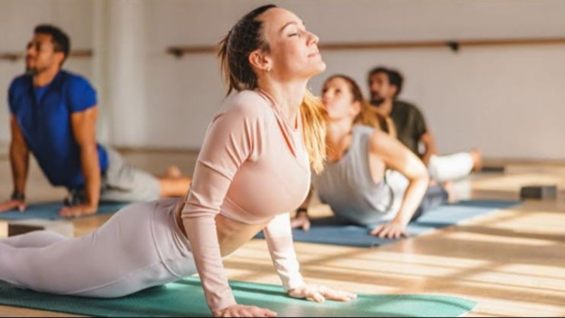 Bild med personer som tränar Yoga