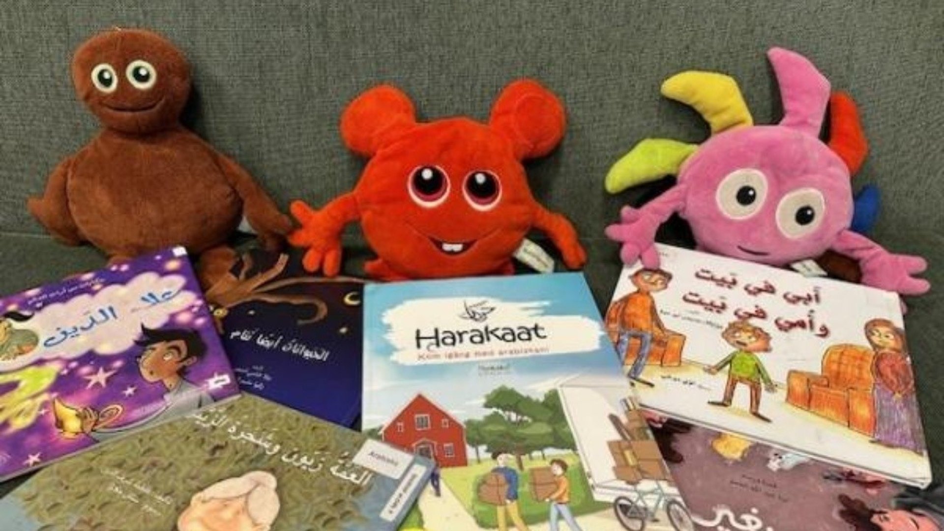 Några gosedjur med en samling bilderböcker framför sig.